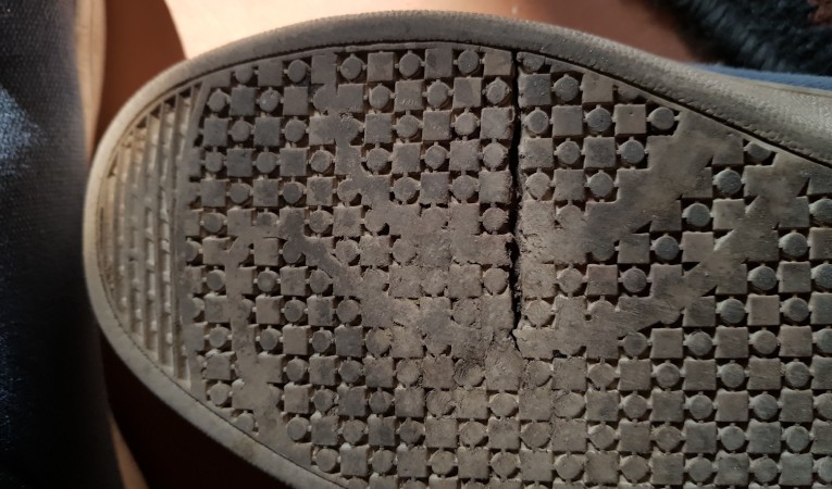 Технология правильного склеивания подошвы обуви