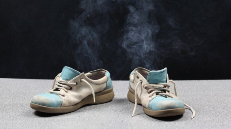 Как убрать запах из обуви в домашних условиях