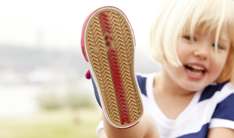 Рифленая подошва на сандалиях