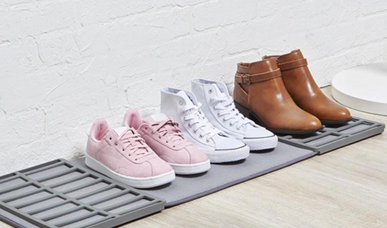 Обувь на коврике