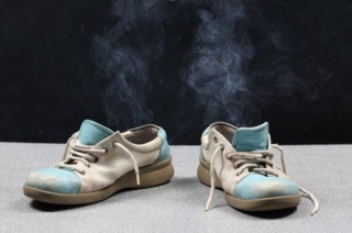 Как убрать запах из обуви в домашних условиях
