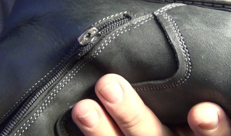 Поломанный бегунок на сапогах