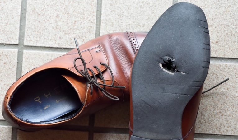 Рваная пдошва на обуви